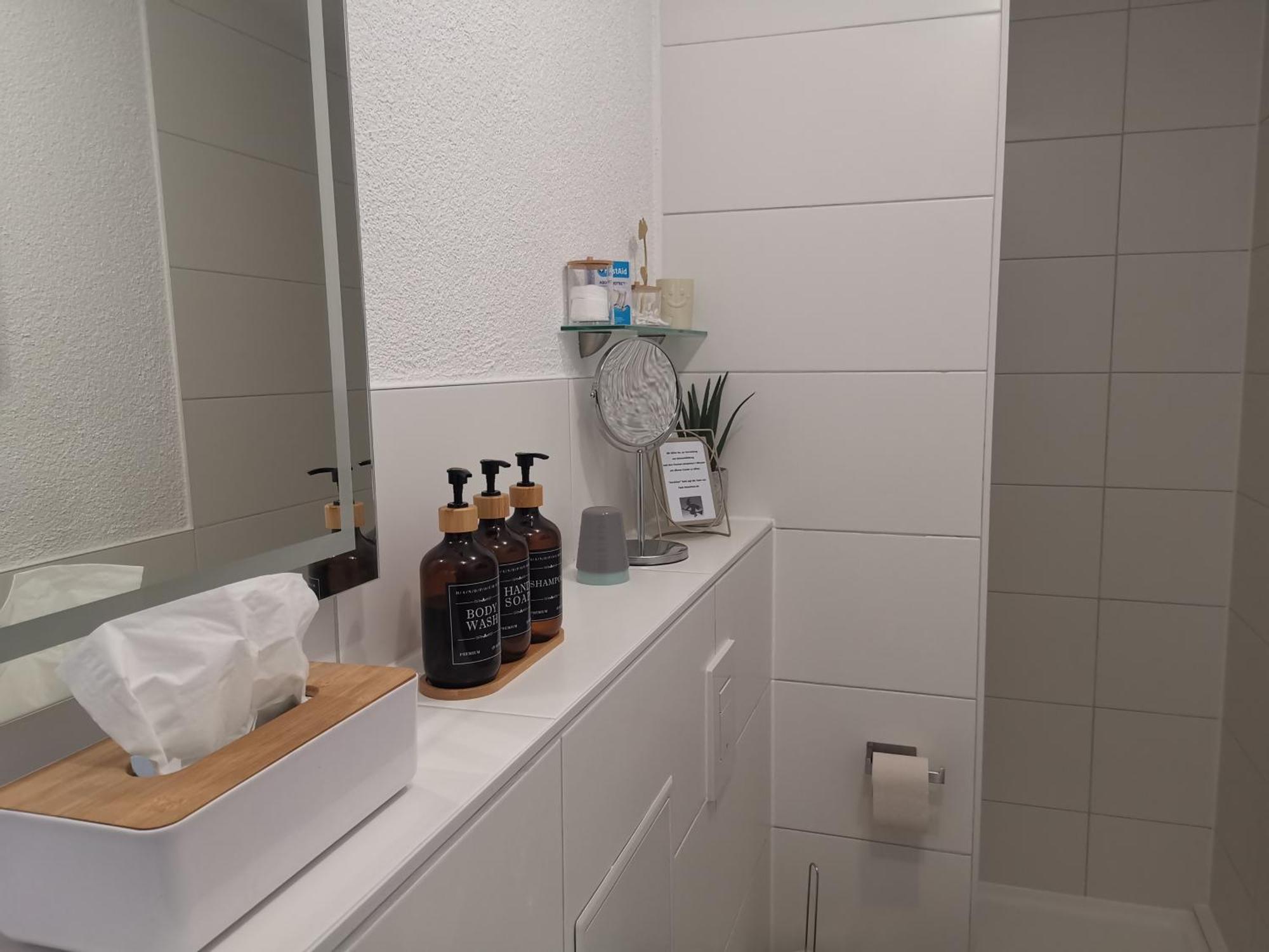 Pauls Hexenhaus Wohnung Hexe Mit Fahrrad Garage Und Innenhof Fuer Motorraeder Thale Extérieur photo