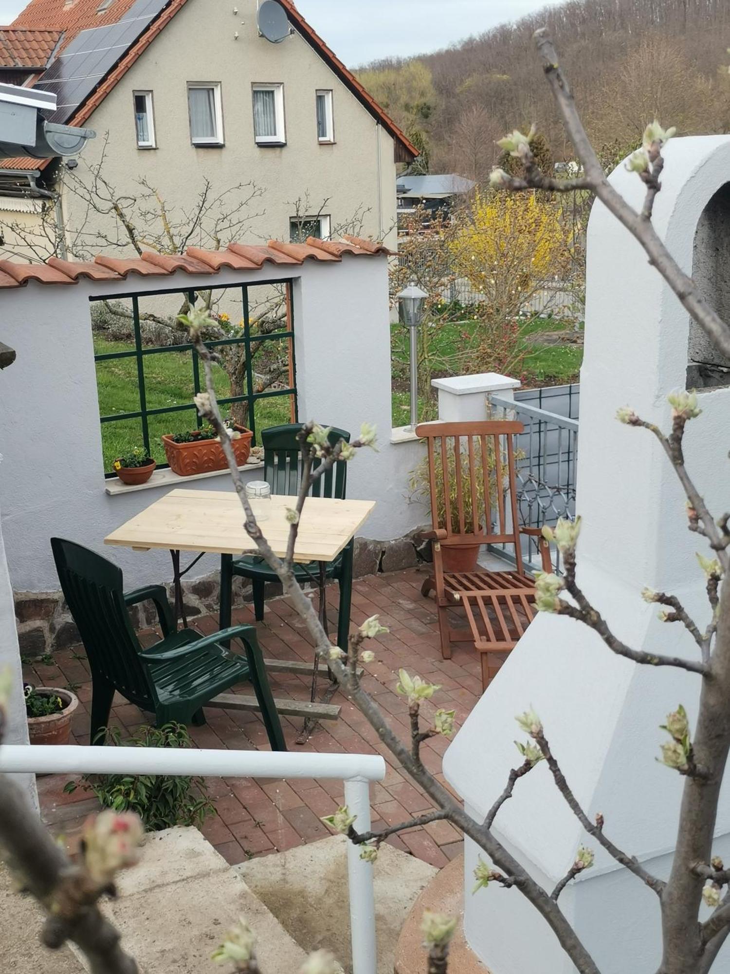 Pauls Hexenhaus Wohnung Hexe Mit Fahrrad Garage Und Innenhof Fuer Motorraeder Thale Extérieur photo